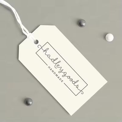 Goede prijs Gepersonaliseerde vorm Wit Kraftpapier Kleding Tags Biologisch afbreekbaar Logo Hang Tags online